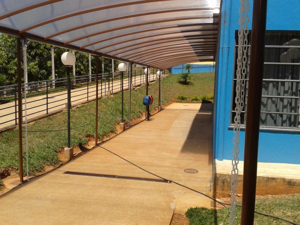 Toldo fixo em policarbonato compacto