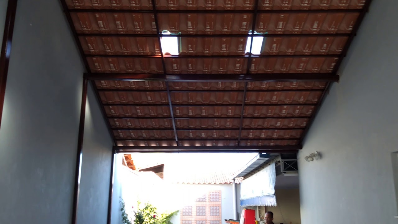 garagem com cobertura de madeira e telhas