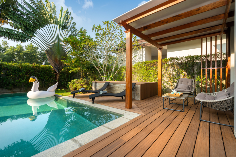 cobertura para pergolado que não esquenta em ambiente externo ao lado da piscina