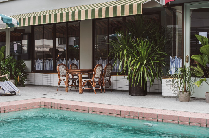 toldo para área externa em ambiente com piscina