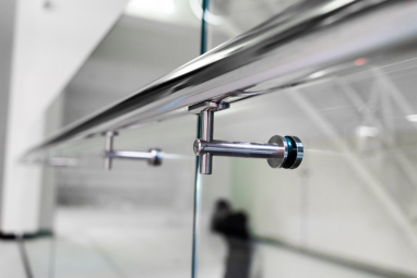Corrimão para banheiro inox: segurança, acessibilidade e sofisticação para seu projeto